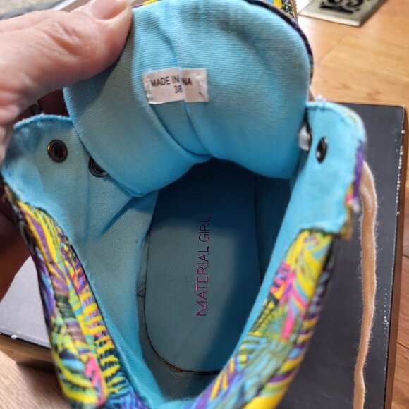 Material Girl Wedge Sneaker NWOT Size 7 Tropical Print Wedge Sneaker - Picture 10 of 12